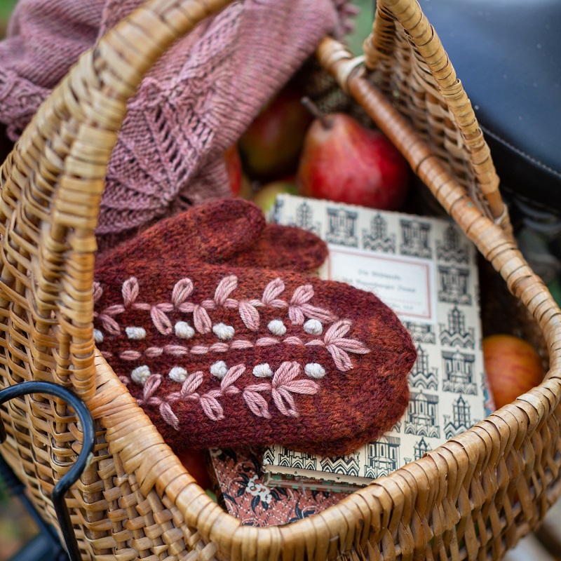 Embroidery on knits - immagine 5